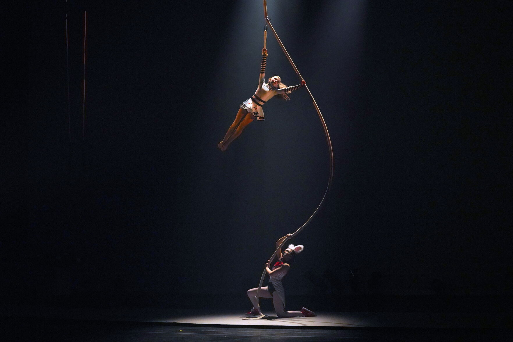 AERIAL CIRQUE ALICE IN WONDERLAND